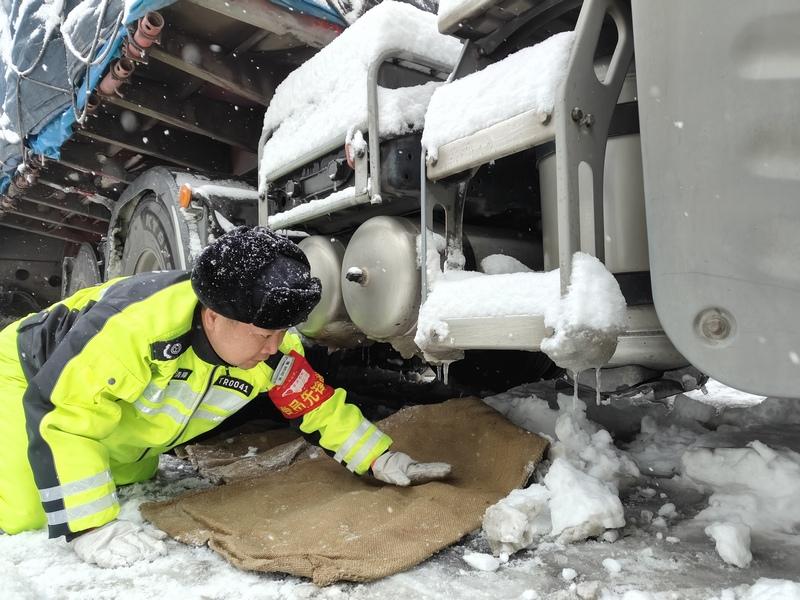 货车打滑被困冰雪路 贵州高速突击队员及时排险救援