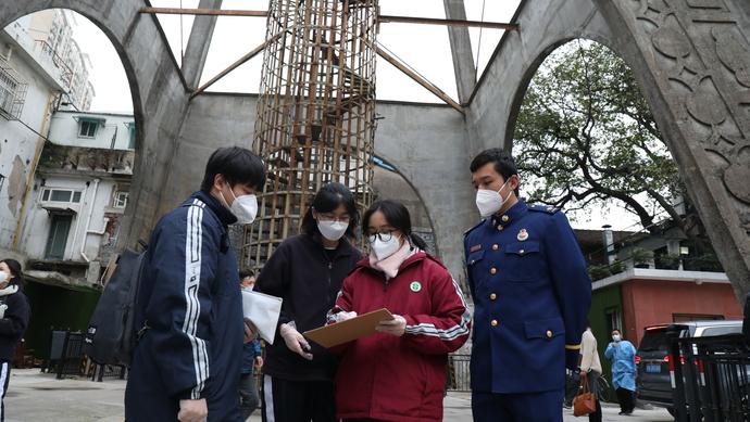 113岁的火警钟楼前来了一支测绘队，高中生开启老城厢优秀历史建筑复原计划