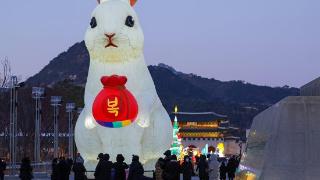 大型“萌兔”贺新年 首尔光化门广场布置花灯