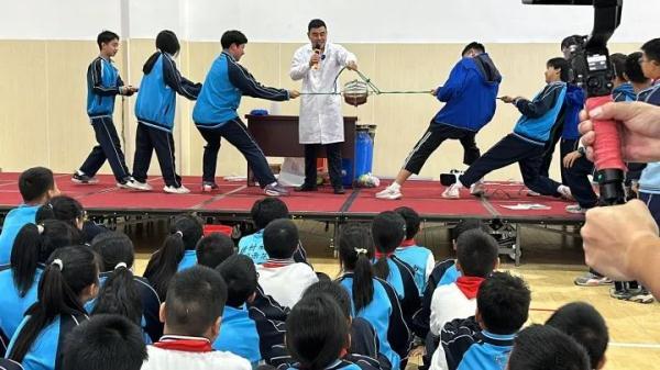 浙江宝藏老师用脸盆、泡面桶自制实验放最炫民族风