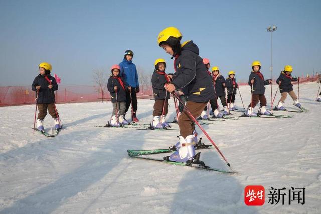 连云港赣榆经济开发区小学把体育课堂转到户外雪地