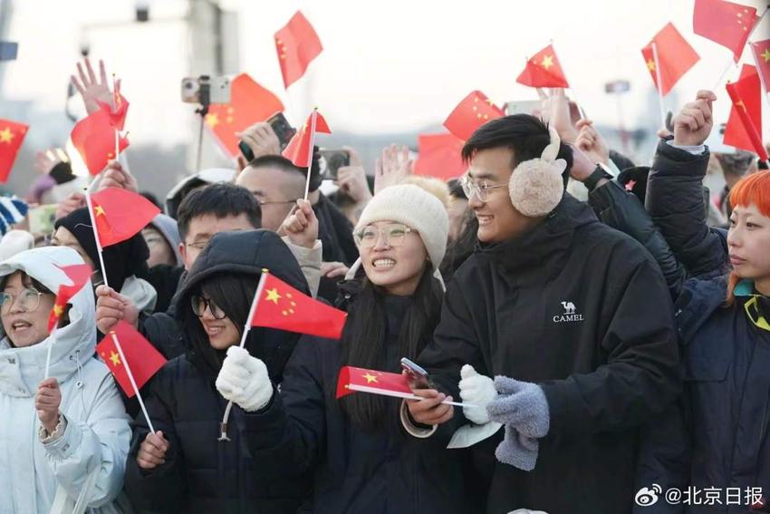 今天，7.3万人在天安门广场看升国旗