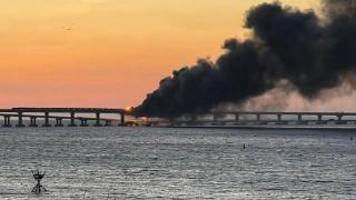 克里米亚大桥突发爆炸，爆炸现场火光冲天，西方国家脱不了干系？
