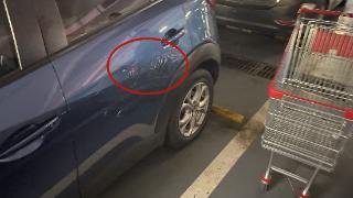 合肥一市民称车辆在商场停车场被刮，监控存盲区 谁担责？