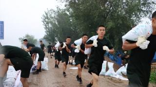 争分夺秒，武警天津总队抽调官兵驰援抗洪一线