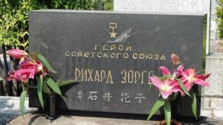 俄外交官在东京向苏联传奇侦察员佐尔格墓献花