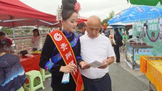 台江“姊妹节”上的贵银宣传员