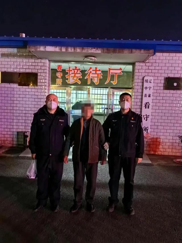 因情感问题将人砍伤后逃跑 民警4小时将其抓获 看看吧