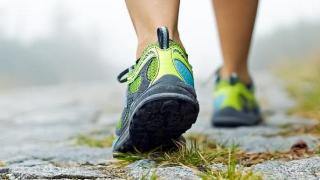 坚持每天走路可以促进关节液充盈，减少软骨之间的摩擦
