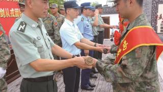 龙港：新兵获赠“从戎之剑”开启军旅生涯