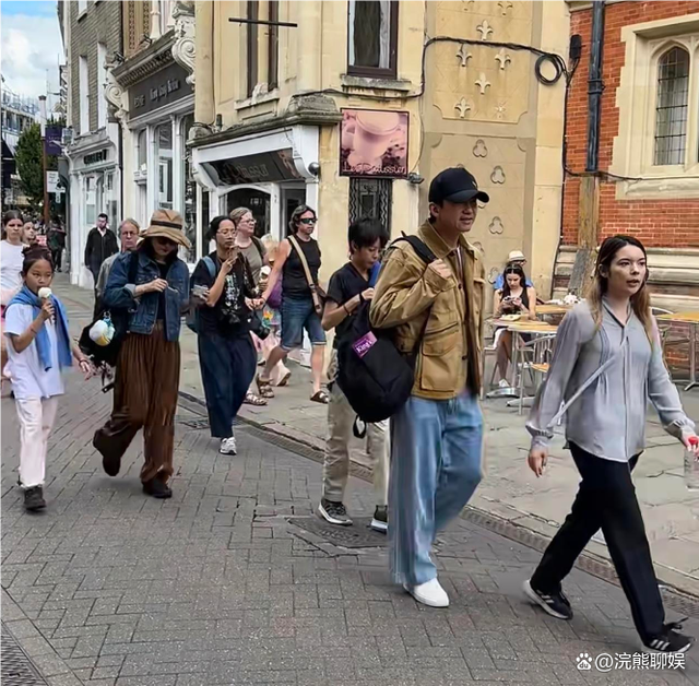 孙俪一家四口剑桥游，邓超名牌外套显老态，儿女体型差异引热议