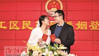 西工区：情人节集体颁证 为婚嫁幸福“加分”