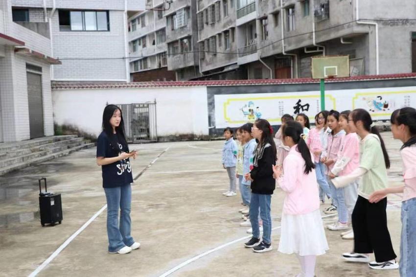 湖南师范大学公管院暑期社会实践团赴隆回开展特色兴趣课教学