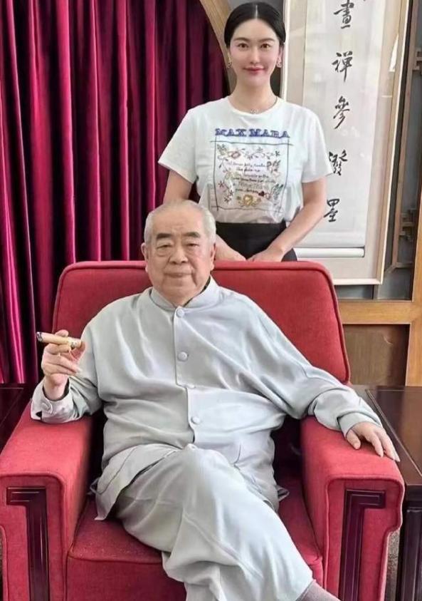 范曾再婚迎春风，新婚第一画惊艳亮相，粘纸娇妻太能干