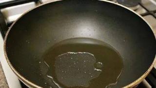 平底锅上的油，为什么总是铺不平？