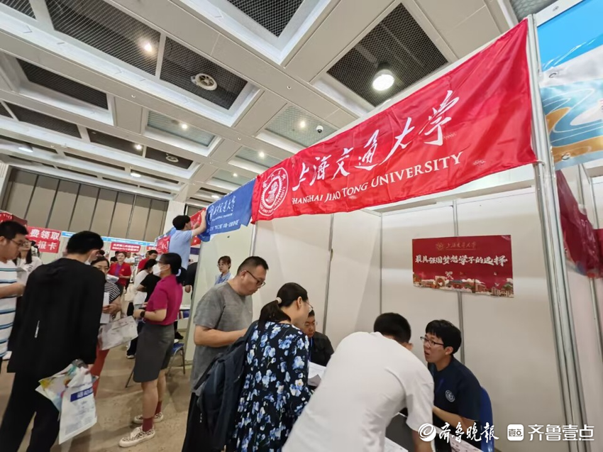 学长学姐来现身说法！高招会上青岛籍学生化身招生老师为母校代言