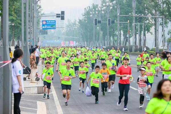 重庆首个亲子主题马拉松在南滨路开跑