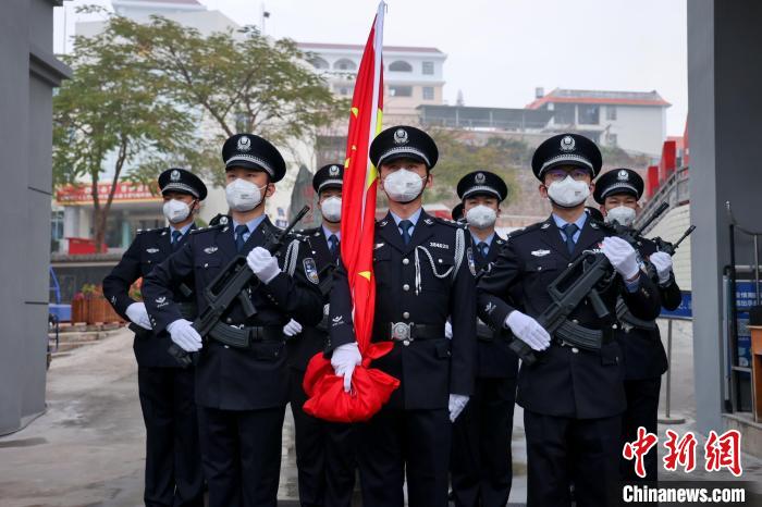 中缅边境云南多地移民管理警察升国旗迎新年