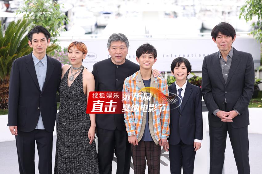 是枝裕和携新片《怪物》亮相戛纳photocall 安藤樱橙发黑裙笑容灿烂