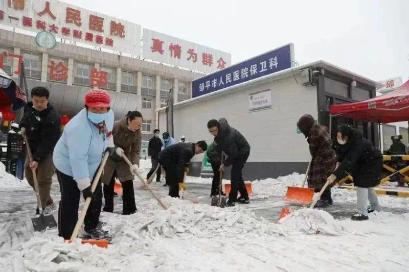 大雪纷飞驱春意，清雪保畅有“暖医”