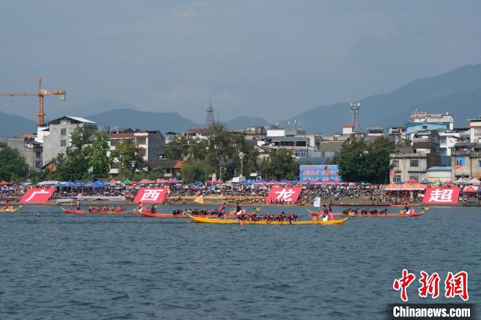 广西“龙超”盛况：碧水青山间“百龙”竞渡