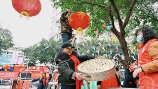 逛完菜市场，顺便吃一顿“团年饭”，是一种什么样的体验？