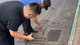 济南市天桥区无影山街道：高温骤雨中 “城管蓝”风雨兼程