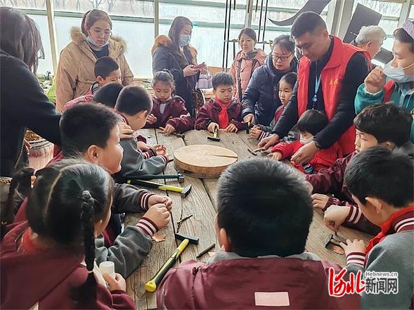 石家庄市红鹰小学走进海龙铁板浮雕博物馆开展研学活动