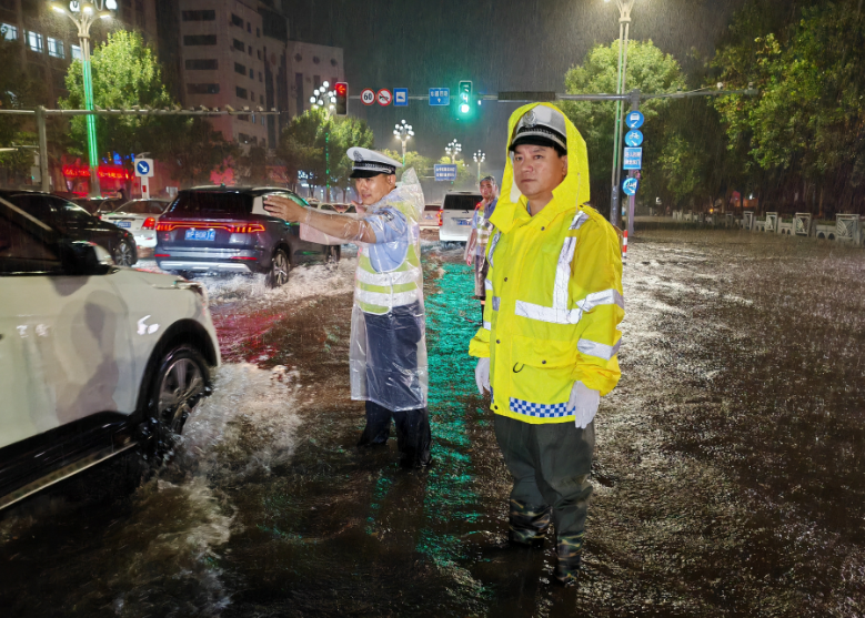 直击！聊城暴雨中，他们又又又出手了