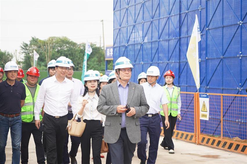 伯明翰大学副校长一行，参观考察华中科技大学军山校区项目建设