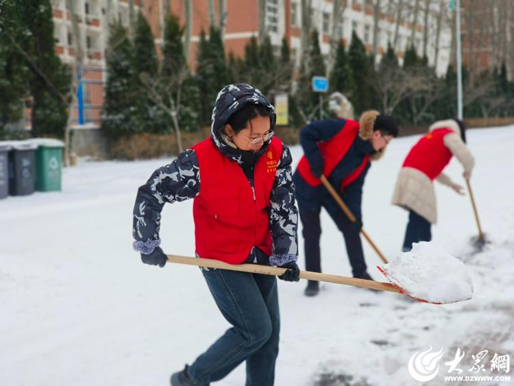 “移先锋”吹响集结号 清雪除冰保出行