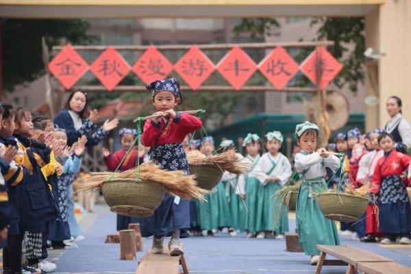 遂宁市大英县实验幼儿园的孩子参加丰收接力赛