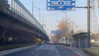 南京江北新区学府路路口优化改造，增设左转车道