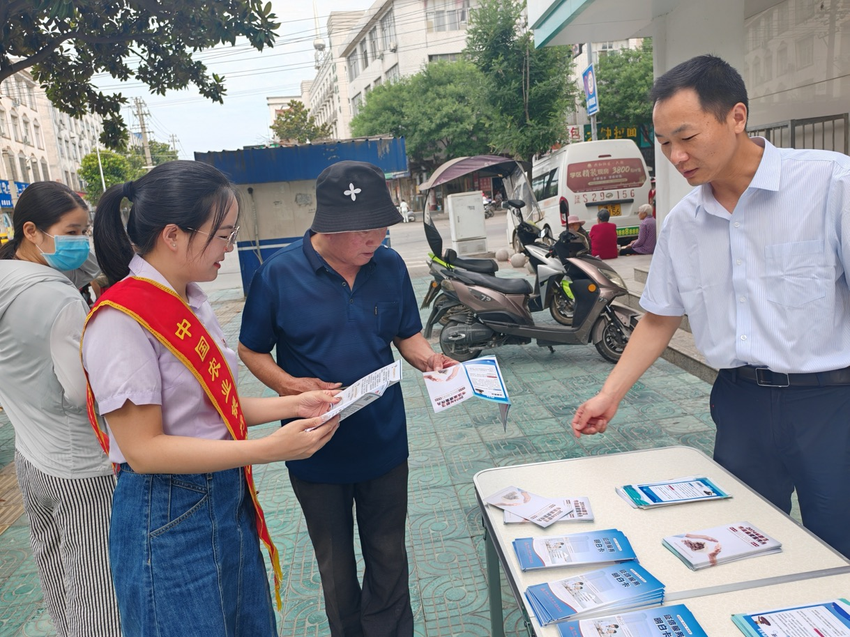 农行信阳分行罗山县支行开展防范非法集资宣传活动