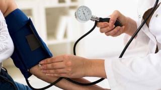 血压为何会突然降低？提醒患者：或与这些因素有关，需及时就医！