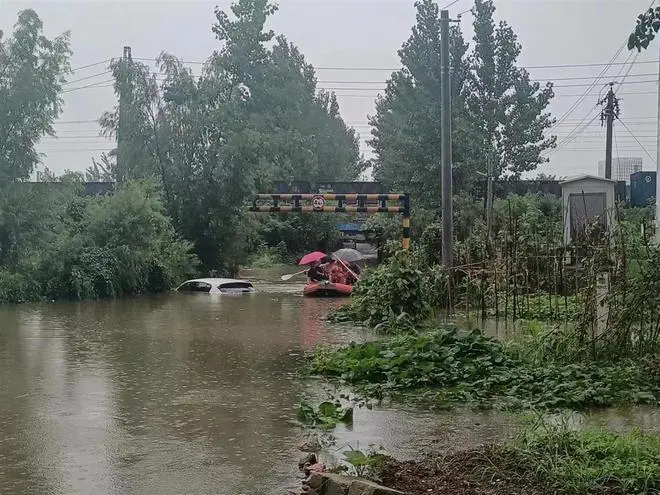 暴雨中，武汉消防紧急展开涉水救援，营救出多名被困群众