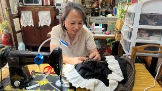 退休的张嬢嬢，在成都社区开了家“解忧裁缝铺”，一半顾客被“劝退”