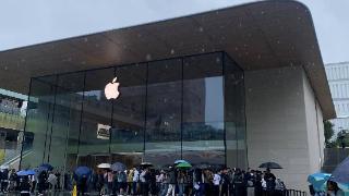 实探苹果、华为新机开售：黄牛不收iPhone 16 Pro，华为三折叠溢价超两万