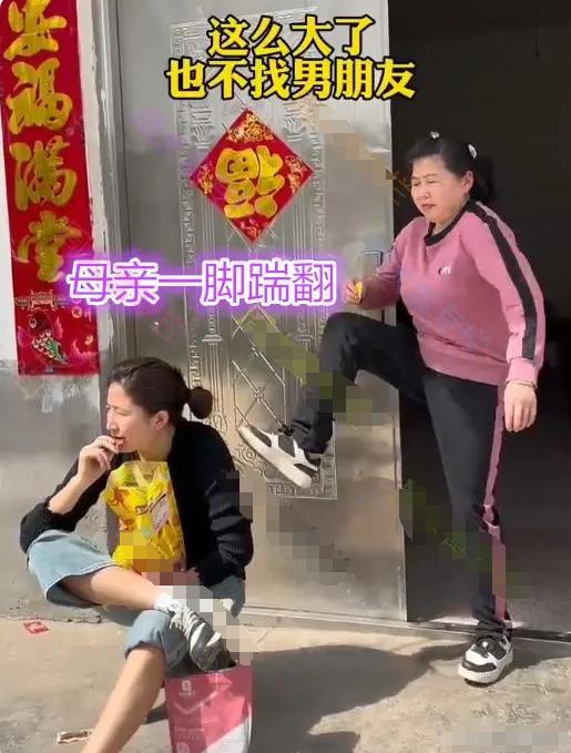 女子看到邻居女儿结婚，转身将闺女一脚踹翻：35岁还不嫁人