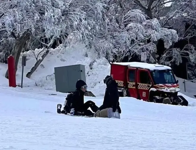 张柏芝赴澳洲疑见谢霆锋，前夫与长子在当地度假！比剪刀手心情好