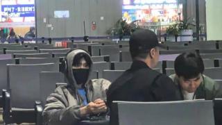 网友机场偶遇范丞丞，本人包裹严密仍被一眼认出，穿着引争议