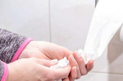 女性朋友小便之后，用纸巾擦拭，应该要注意什么呢？