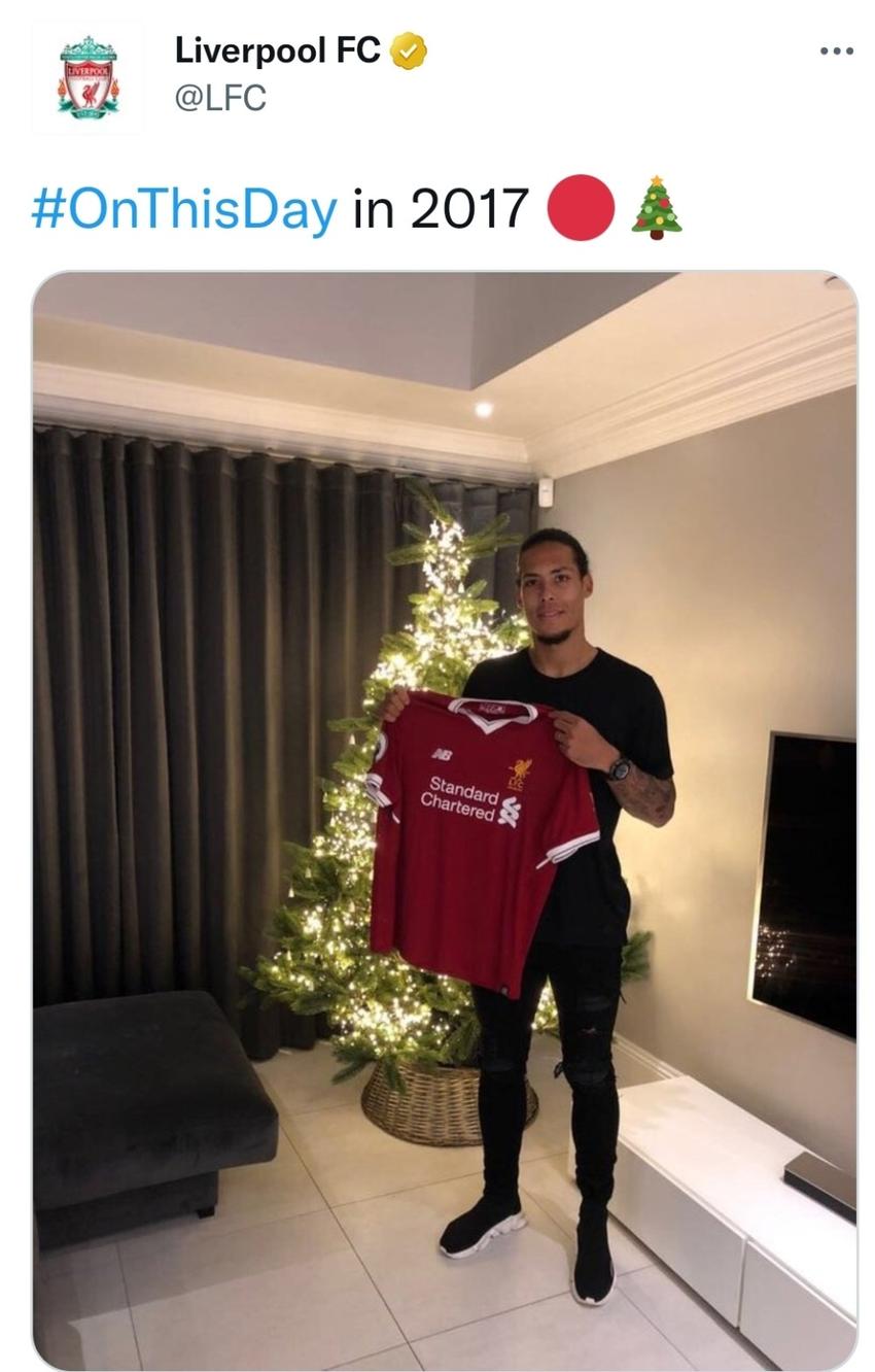 利物浦官推晒范迪克加盟时手持红军球衣照片