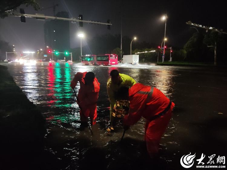 潍坊大雨中的坚守，是温暖更是心安