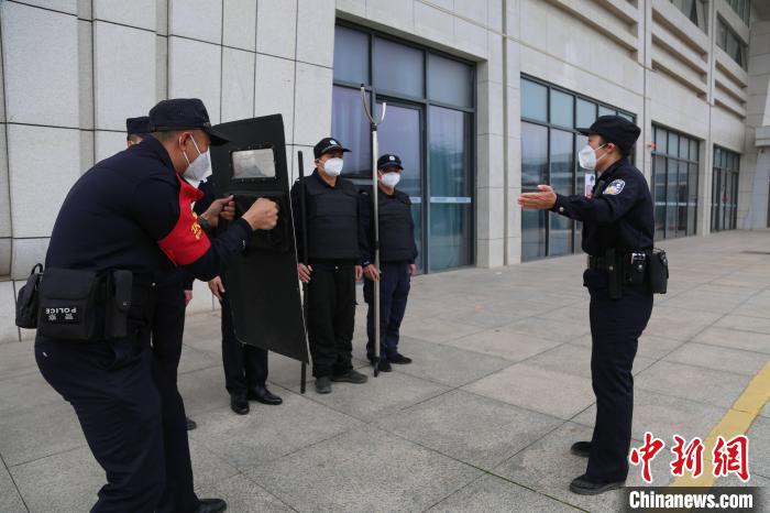 （新春走基层）苦练射击只为形成肌肉记忆 女“神枪手”护航兔年春运一线