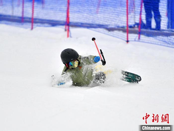 吉林辽源：萌娃体验滑雪 乐享冰雪运动