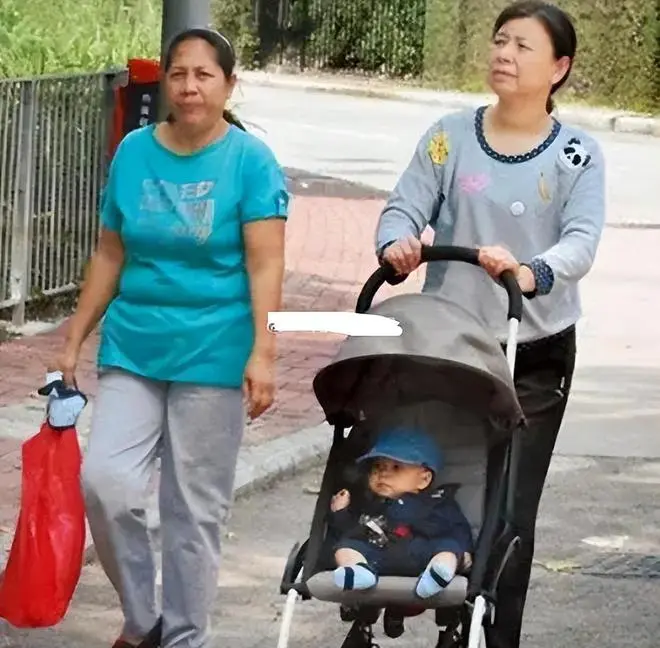 郭晶晶67岁的母亲令人敬佩，近些年衰老明显，她对女儿的帮助很大