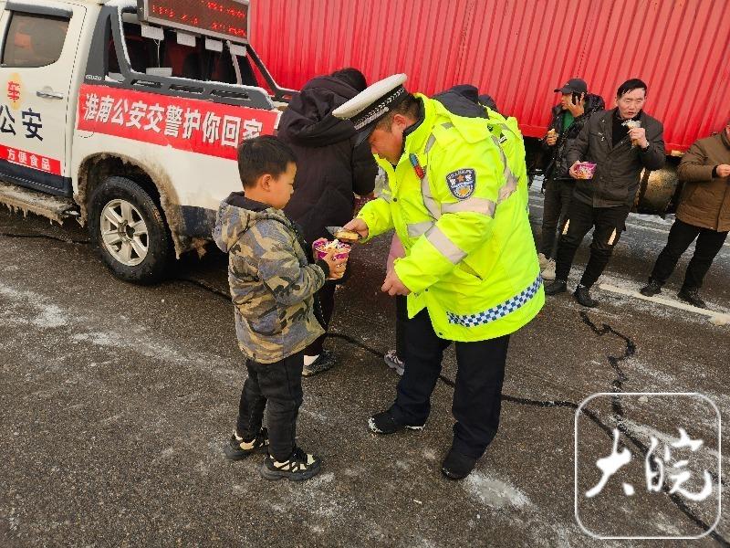 这个寒冷的早晨，淮南高速交警为滞留司乘人员免费送早餐