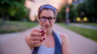 女人爱上你了，掩饰不住以下本能反应，占一条都是真爱