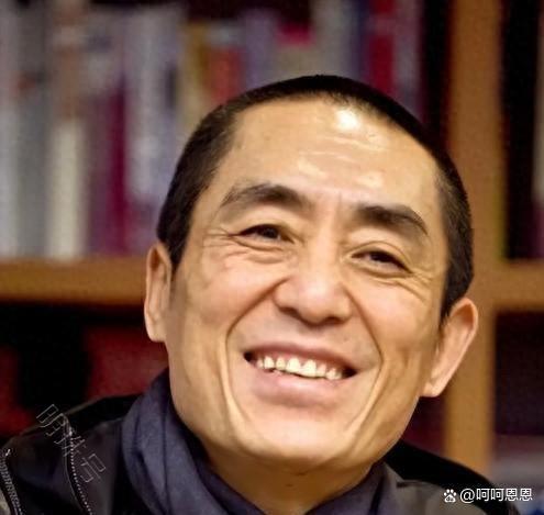 张艺谋大儿子长相出众，与女儿长相相似，身材高挑，颜值不输巩俐